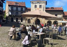 Imagen de la terraza con la torre de don Borja al fondo.