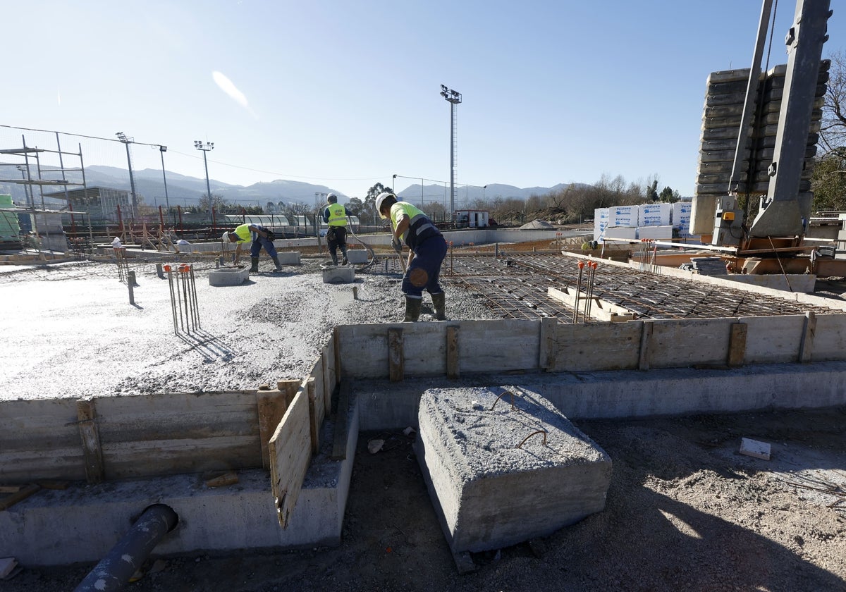 Las obras de construcción de las piscinas han entrado en su última fase.