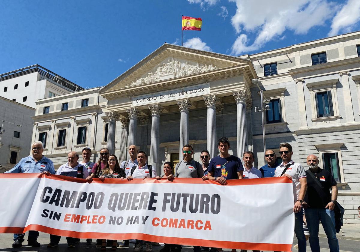 Los representantes sindicales junto al Congreso de los Diputados. dm