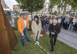 Familiares de las víctimas y el periodista José Emilio Pelayo depositaron rosas en el monumento en recuerdo del 'caso Almería'.