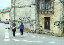 El palacio del Conde Mansilla es uno de los edificios históricos de Los Corrales más afectado por constantes pintadas de todo tipo.