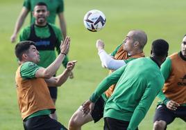 Aritz Aldasoro, a la izquierda, pelea el balón con Jorge Pombo en un entrenamiento.