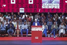El candidato en Torrelavega y anfitrión de la cita, José Luis Urraca, habla delante del resto de cabezas de lista del PSOE de Cantabria.