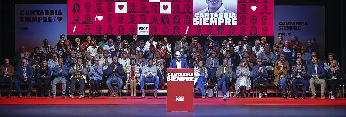 El candidato en Torrelavega y anfitrión de la cita, José Luis Urraca, habla delante del resto de cabezas de lista del PSOE de Cantabria.