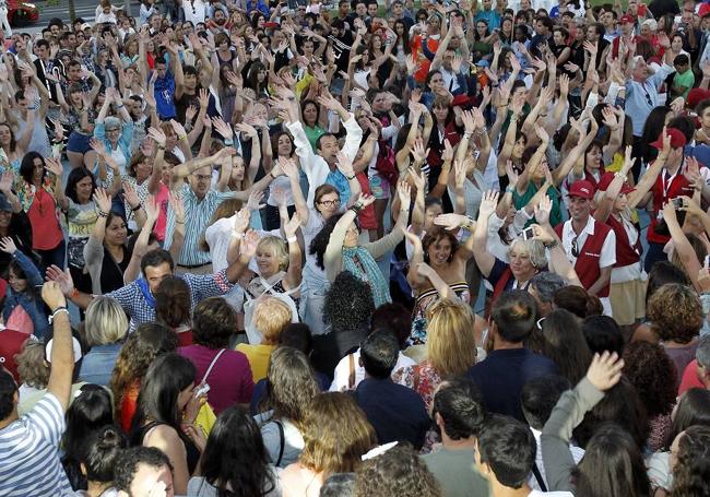 El Coro efímero busca reunir al mayor número de personas posible para cantar una versión en español de 'We Will Rock You', de Queen.