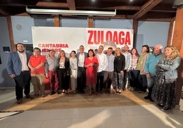 Los integrantes de la candidatura socialista al Ayuntamiento de Limpias junto con el secretario general del PSC-PSOE, Pablo Zuloaga, y la secretaria de organización, Noelia Cobo.