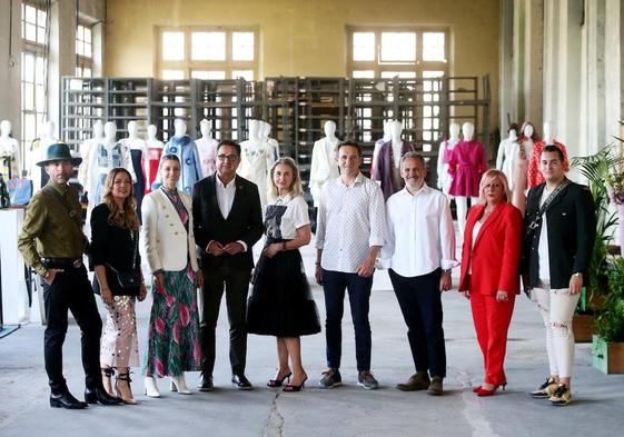 José Luis Callejo, Laura González-Quintana, Vanessa Martínez, Julio Zapico, Beatriz López Muñiz, Javier Cuesta, Marcos Luengo, María Luz Fernández y Martín Vuelta posan en fábrica de armas de La Vega, donde se celebró Oviedo Tendenza.