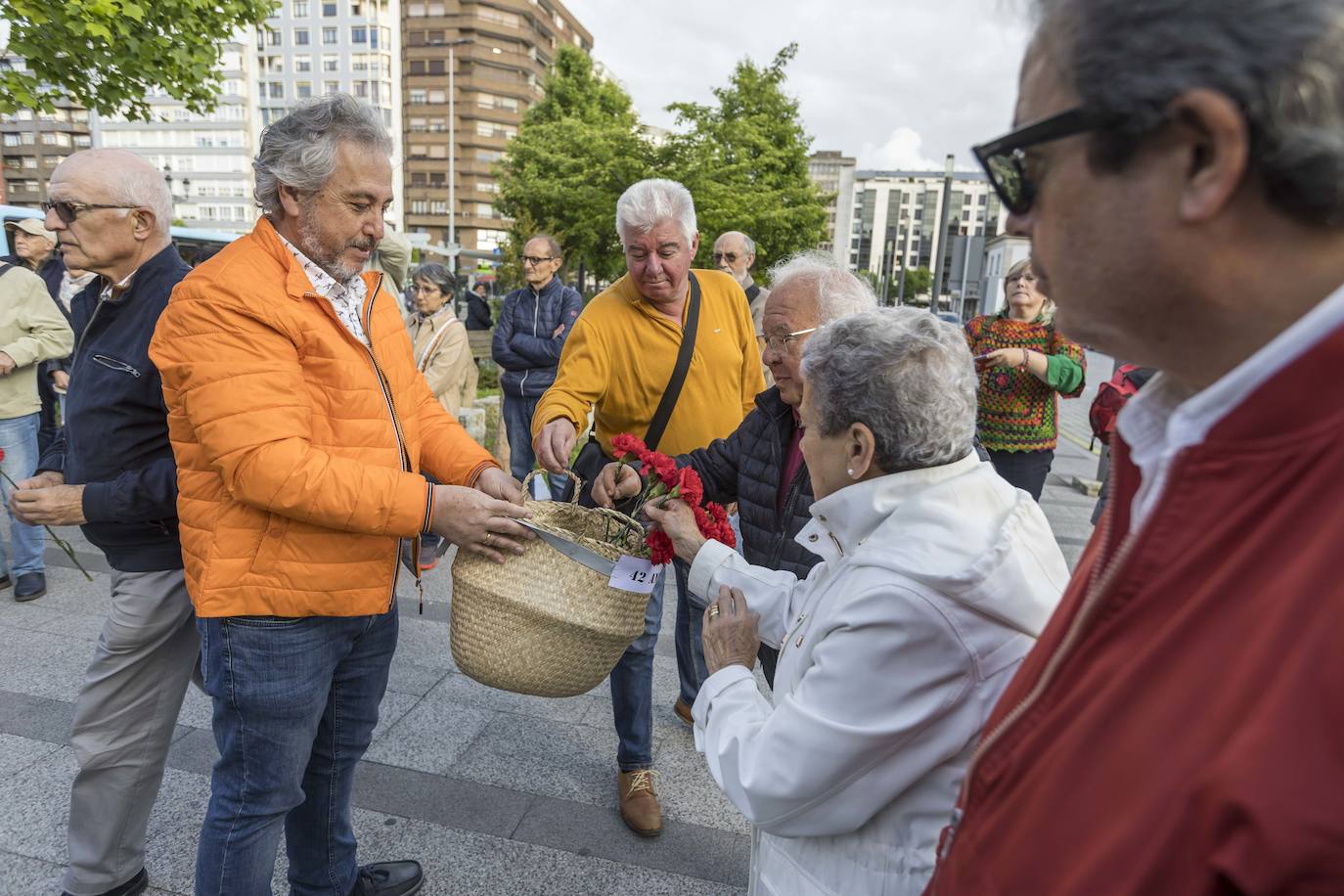 Se repartieron rosas rojas para recordar a las tres víctimas del 'Caso Almería'.