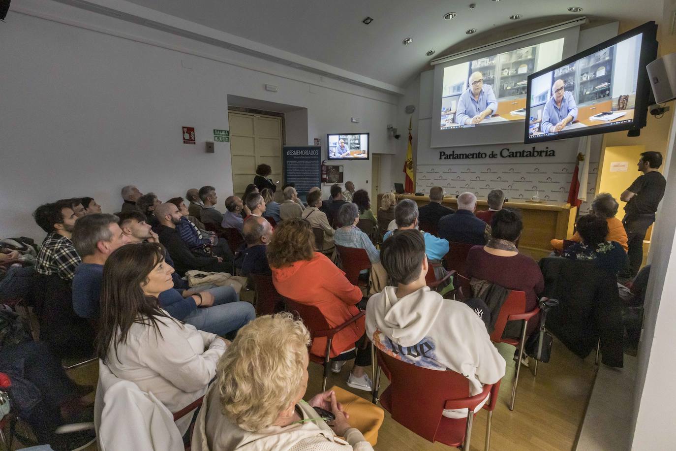 La proyección del cortometraje 'Almería, 1981' en el Parlamento de Cantabria. 