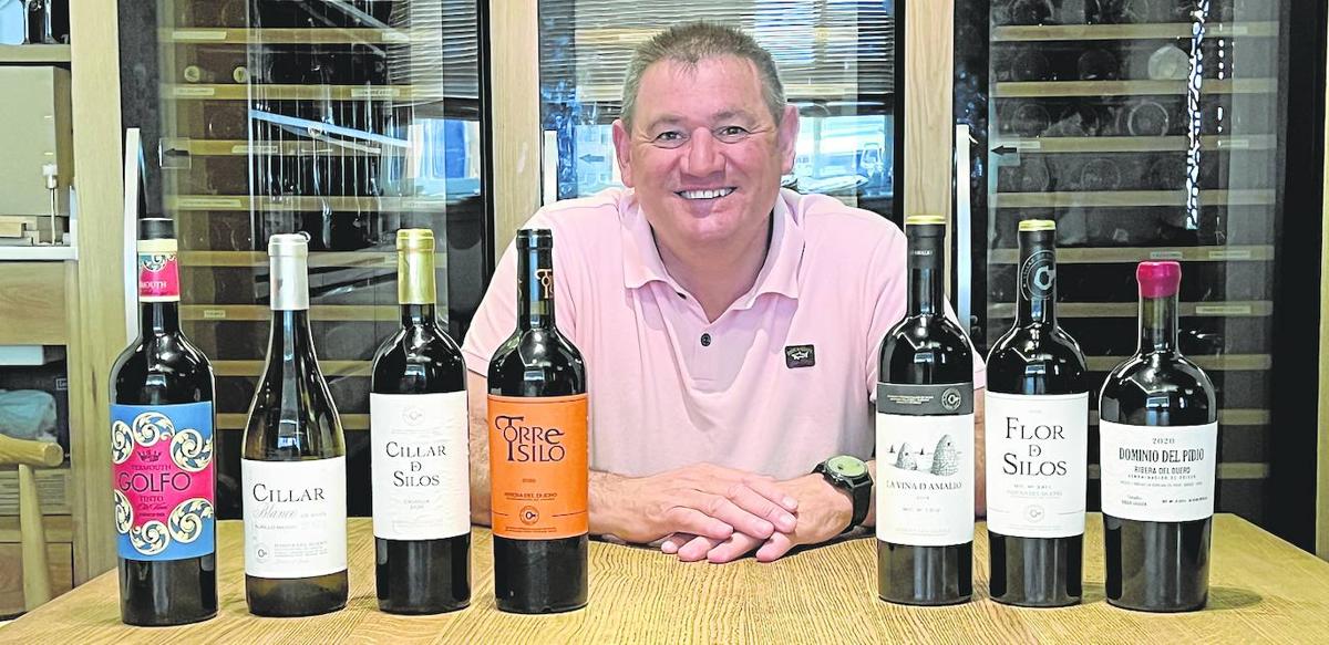 Roberto Aragón García, segunda generación de esta bodega familiar, con los vinos y un vermut que presentó esta semana en Santander.