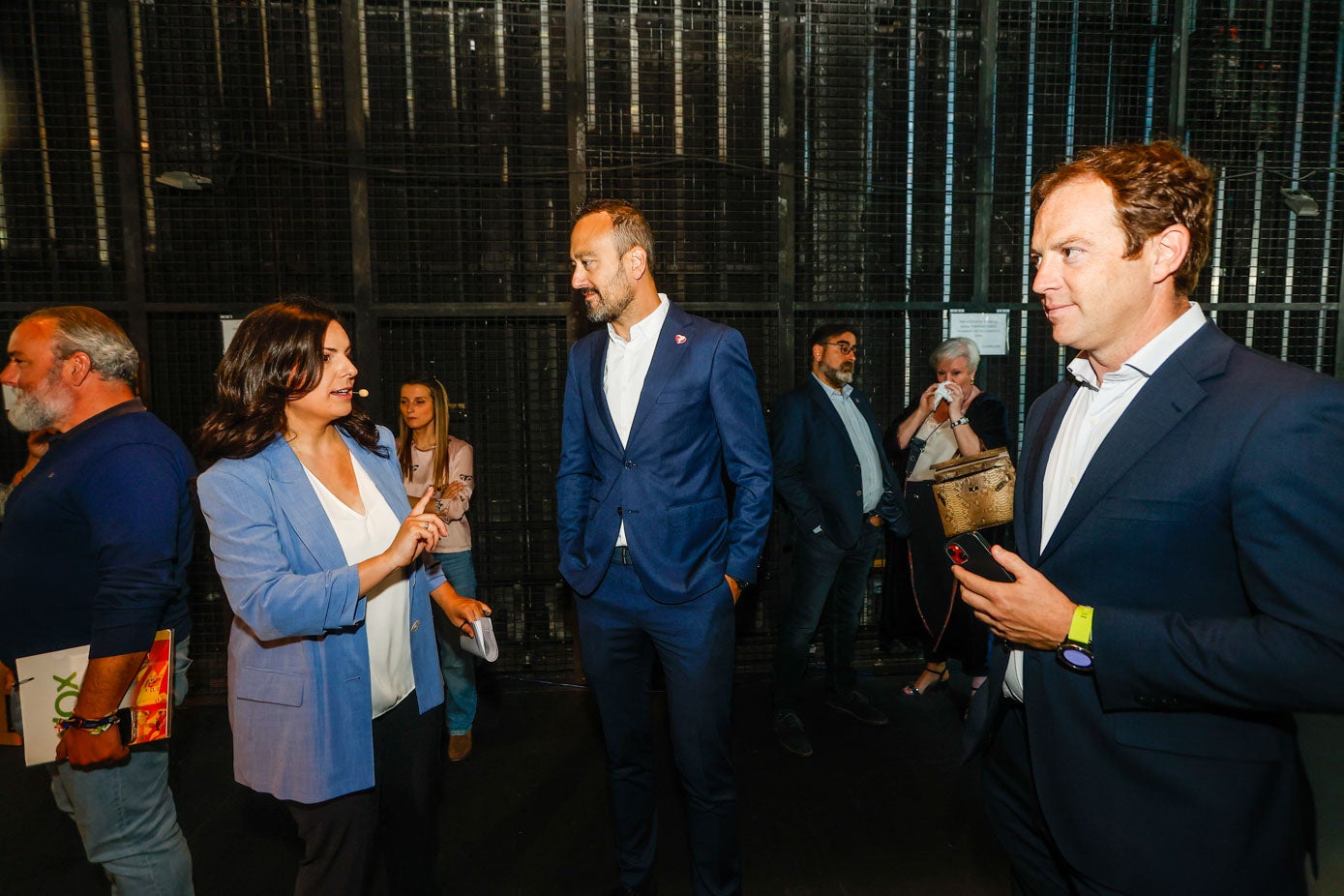 El alcalde y candidato regionalista, Javier López Estrada, charla con la moderadora, Pilar González Ruiz, en presencia de su jefe de gabinete, Álex Gómez.