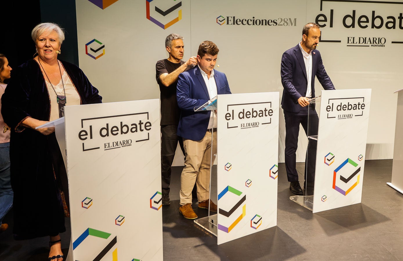 Un técnico prepara el micrófono del candidato popular, Miguel Ángel Vargas.