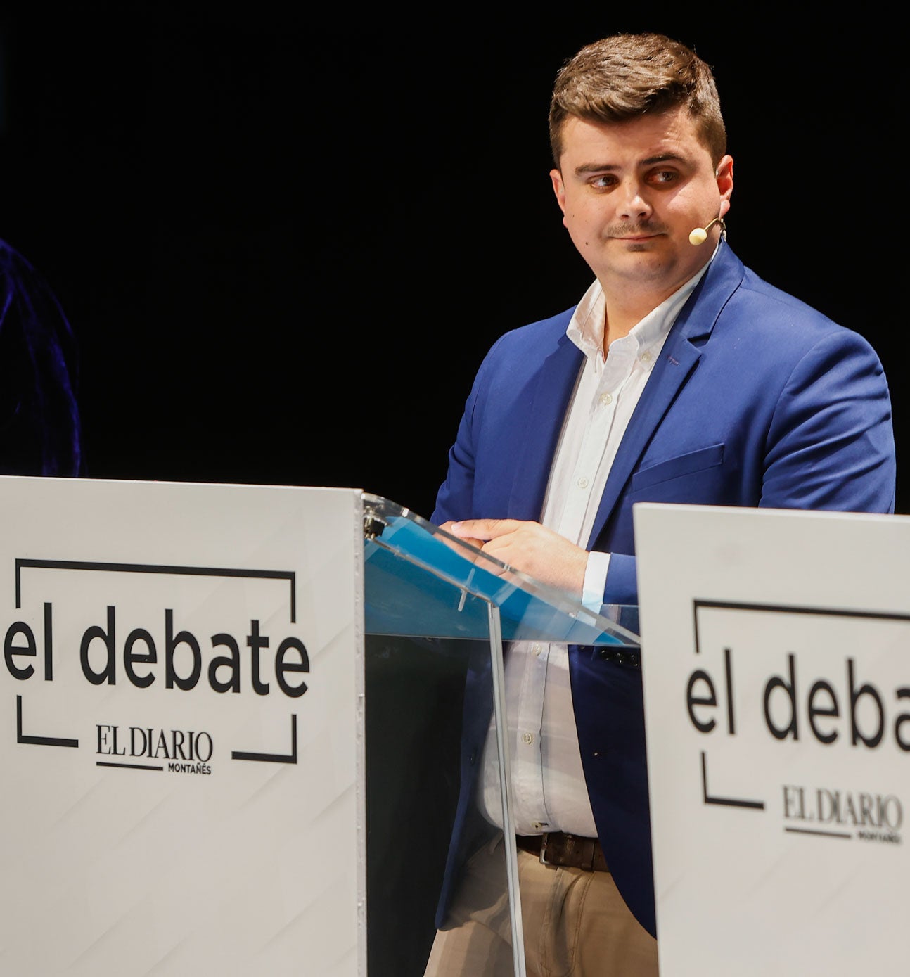 Vargas escucha la intervención del alcalde y candidato del PRC.