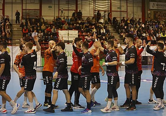 Los jugadores del Bathco y del Blendio se saludan en el derbi del año pasado.