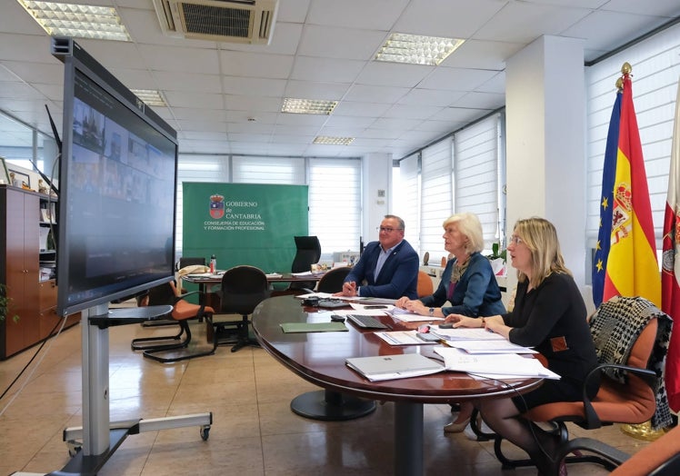 Ricardo Lombera, Marina Lombó y Mercedes García, esta tarde, durante la reunión telemática de la Conferencia Sectorial de Educación.