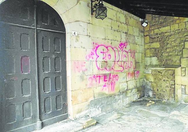 Pintadas en la entrada a la iglesia de San Juan.