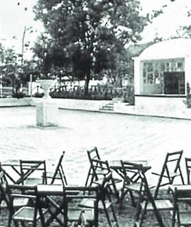 Imagen secundaria 2 - La asociación Diamantes Musicales organizó fiestas en 2004 y 2005. Zona de baile de Pista Río, que también tenía piscinas y restaurante.