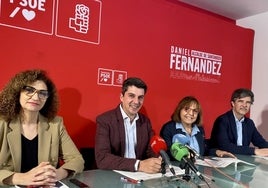 Rueda de prensa del PSOE de Santander con su cabeza de lista, Daniel Fernández, en el centro.