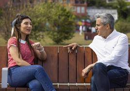 Sara Fernández y Pablo Zuloaga quedaron para charlar en la zona de Gamazo, en Santander, al lado del mar.