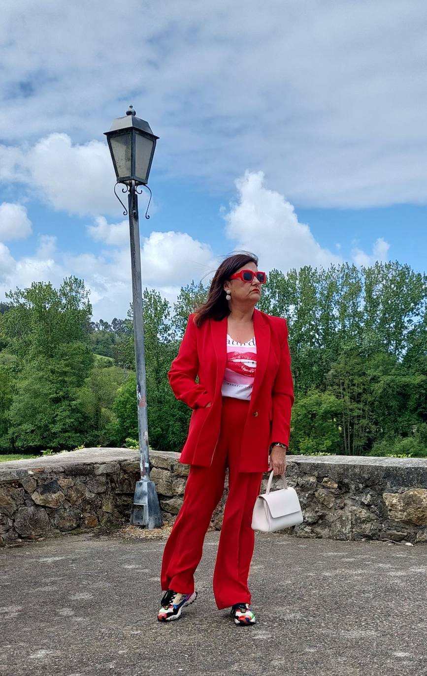 El mismo traje rojo, uno de mis favoritos para esta temporada, con zapatillas, bolso blanco y gafas rojas.