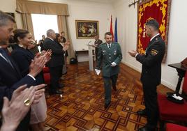 Juan José Guerrero (derecha) aplaude a Juan Álamo, tras recibir sus condecoraciones.