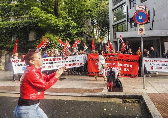 Concentración de los trabajadores de Digitex, ayer por la mañana en el Hotel NH de Santander