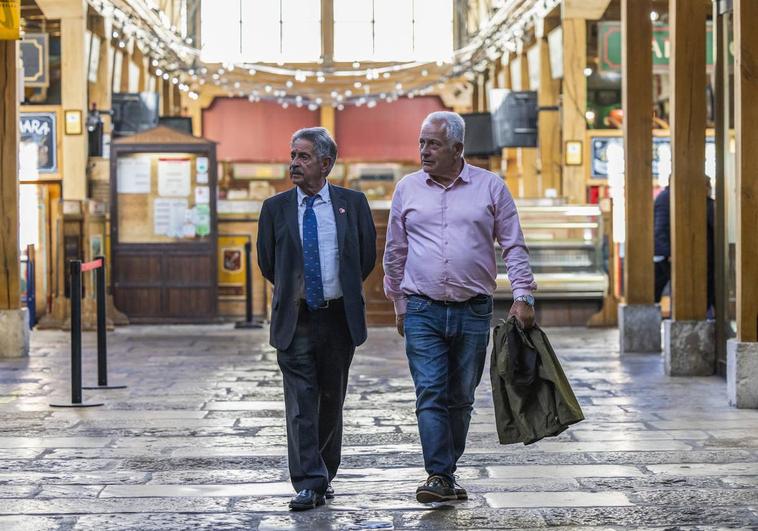 Manuel Fernández y Miguel Ángel Revilla repasaron recuerdos en El Café del Indiano del Mercado del Este.