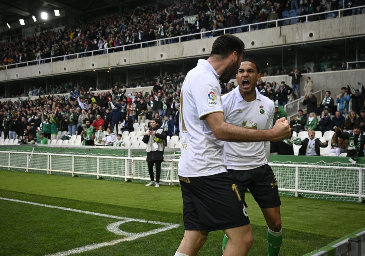 Baturina y Mboula celebran un gol ante el Andorra.