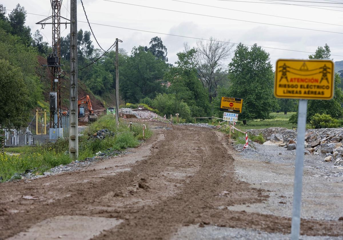 Imagen de las obras de construcción de la nueva carretera que unirá Viveda y Duález.