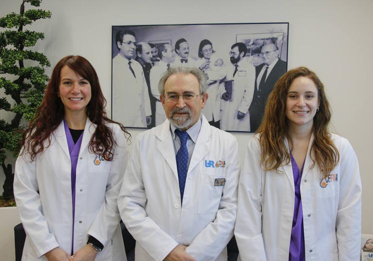 El director de la clínica UR CEFIVA, Dr. Pedro de la Fuente con las embriólogas Pilar Nieto e Inma Barros.