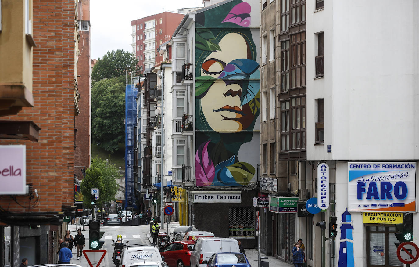 En la edición de 2020 de Desvelarte, el artista Adri Santiago, realizó el mural denominado Gaia que se encuentra en la calle Cervantes de Santander. 