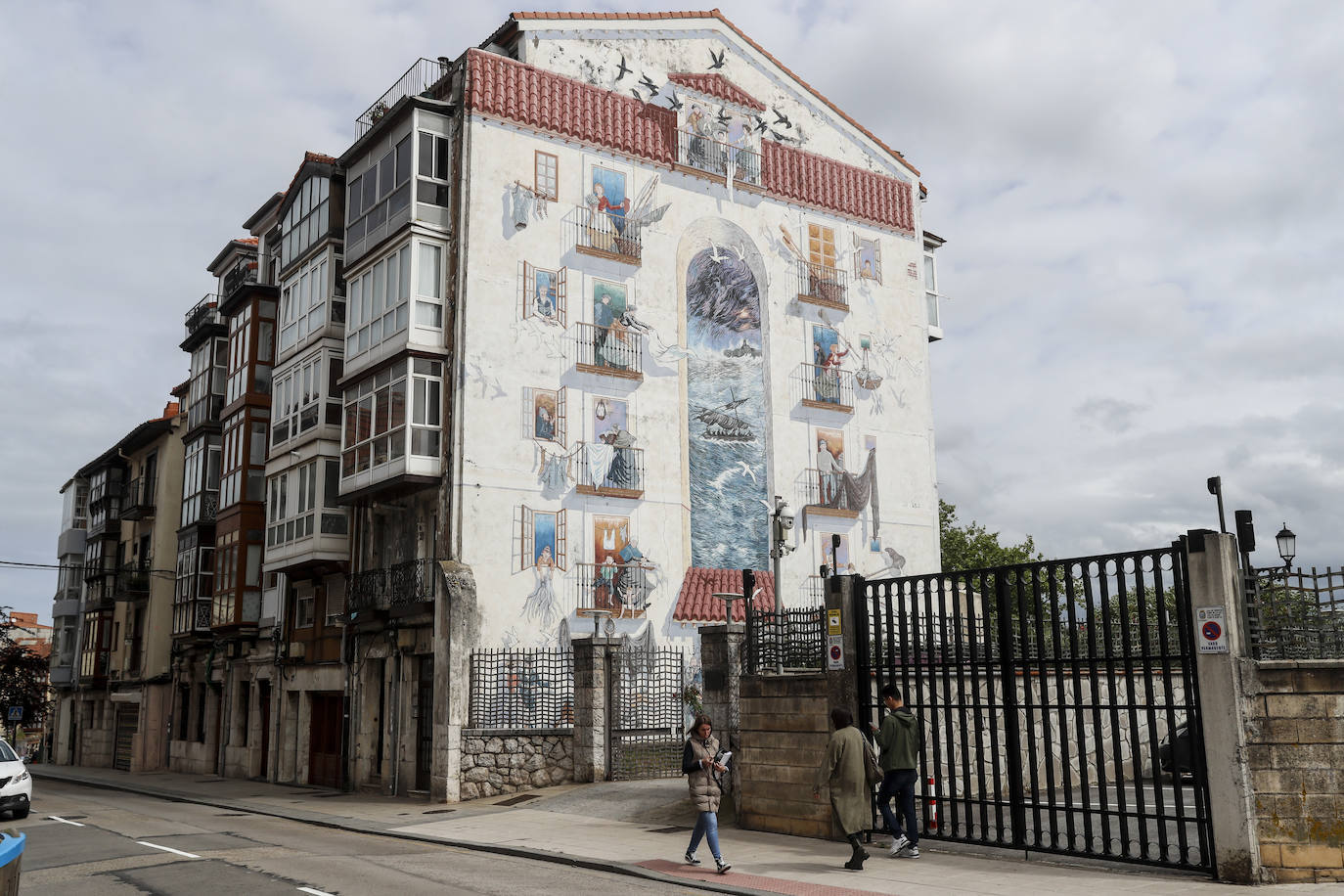 Los alumnos de la Escuela Taller pintaron en 2003 esta fachada lateral de un edificio de la calle Alta pintada con escenas costumbristas relacionadas con la novela 'Sotileza' del escritor José María de Pereda. El autor del boceto y del proyecto artístico es el ilustrador y dibujante José Ramón Sánchez. La ejecución es de Chema Román y Manuel Fuentes, junto a otros integrantes de la Escuela Taller de Santander. Se encuentra en la salida del parque de Sotileza en la Calle Alta cerca del Parlamento.