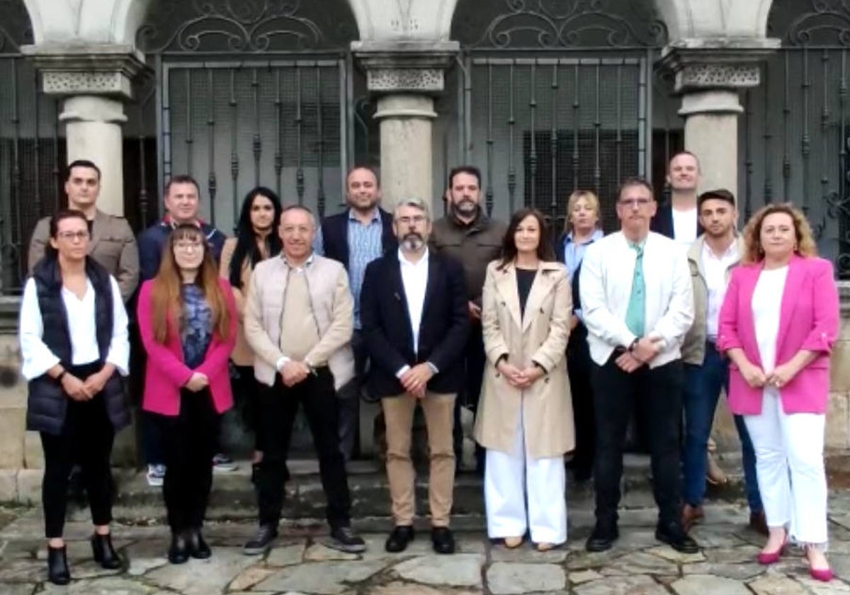 La candidatura que Vox presenta en Cayón, encabezada por el ingeniero José María Prieto.