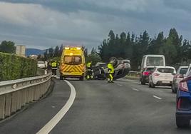 Vuelca un coche en la S-10 a la altura de Santiago de Heras