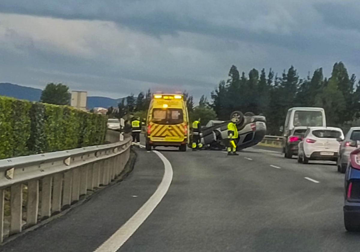 Vuelca un coche en la S-10 a la altura de Santiago de Heras