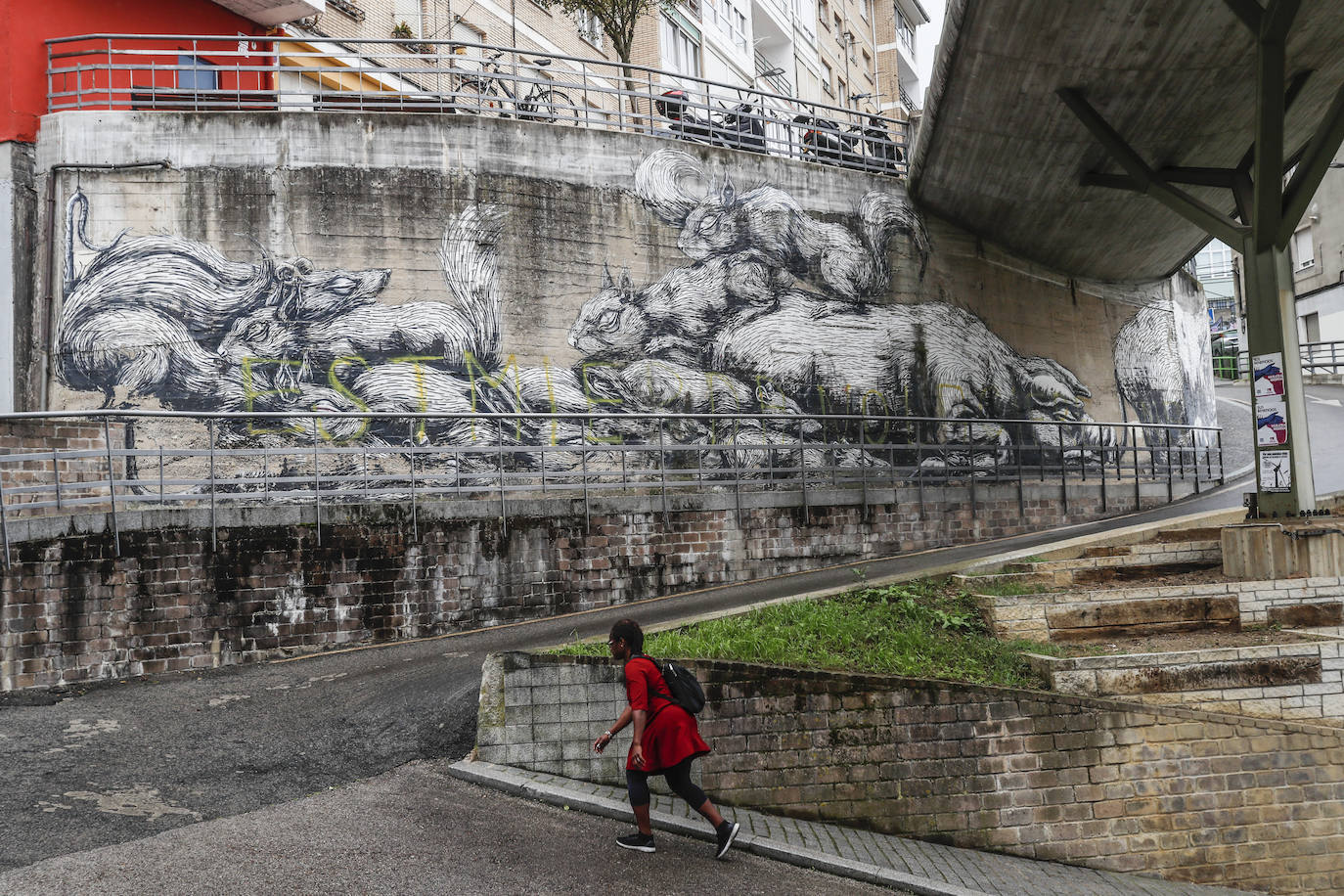 Este mural del artista belga Roa data de 2010. Está situado a la altura del funicular de Río de la Pila, en el puente que atraviesa la calle. Representan en blanco y negro a un grupo de ardillas y un esqueleto de un antílope de 10 metros. Eligió este animal «por la cercanía de la cueva de Altamira». 