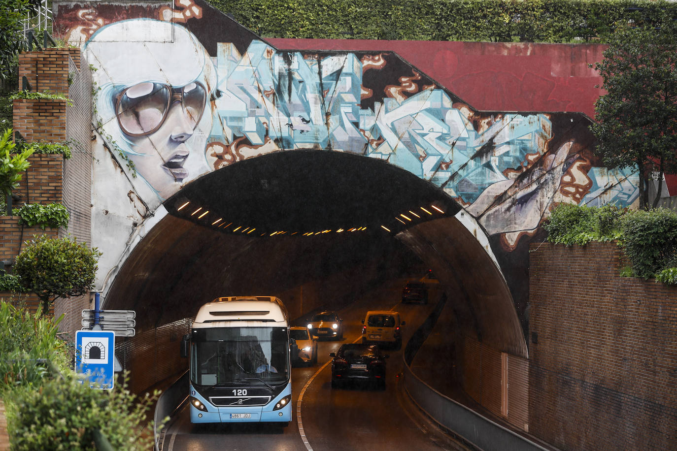 'Sueños de ser grande' es el título de este mural que el artista santanderino Jank y el catalán Treze realizaron en 2009 en el túnel de Tetuán (boca dirección Puertochico), dentro del Festival de Arte Público Desvelarte. Es una de las primeras intervenciones de arte público oficial en la ciudad.