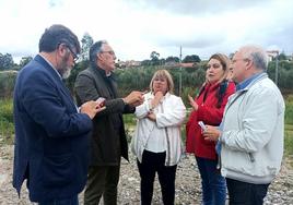 Pesquera charla con Pérez y el resto de integrantes de la candidatura socialista en El Astillero.