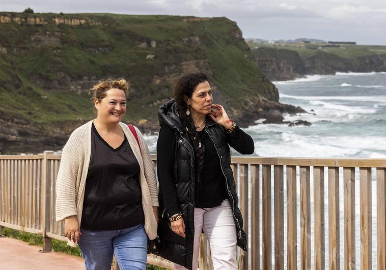 Mercedes González y Mónica Rodero pasean junto a la playa de Los Locos, en Suances.