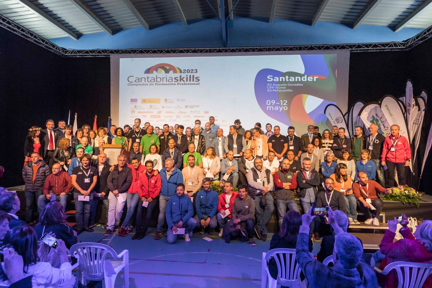 Foto de familia con las autoridades y los profesores involucrados en la Olimpiada cántabra de FP celebrada en Santander. 