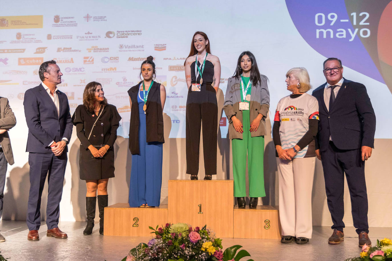 Elena Díaz Diez,  Nerea Medina García y Daniela González Carmona, las tres alumnas del IES Manuel Gutiérrez Aragón y ganadoras en la categoría de Atención Sociosanitaria. 