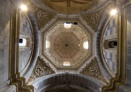 p Vista interior del cimborrio y pechinas de la capilla del Lignum Crucis. t La capilla vista desde el coro. El tramo central de la Cámara Santa concentra el esplendor y exaltación de este espacio de culto a la Santa Cruz.