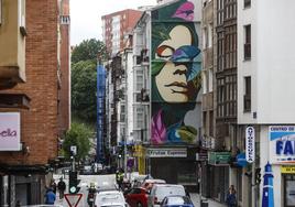 Mural del ilustrador Adri Santiago, ubicado en una fachada de un edificio en la calle Cervantes