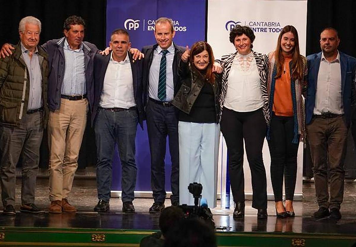 Buruaga con los candidatos a las alcaldías de Santoña, Meruelo, Argoños, Bárcena de Cicero, Arnuero, Solorzano, Bareyo, Escalante, Hazas de Cesto y Noja.