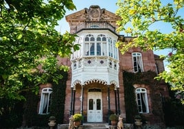 Fachada de entrada a la casa-palacio de la familia Aldecoa, en Mazcuerras.