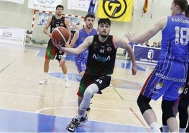 Javi García, del Alega, avanza con la pelota ante varios rivales.