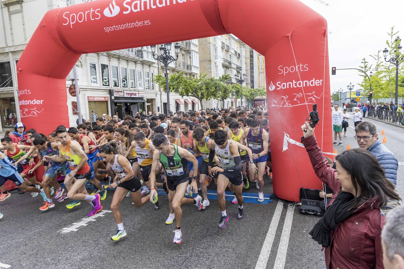 La alcaldesa de Santander, Gema Igual, da la salida a la carrera de los cinco kilómetros.