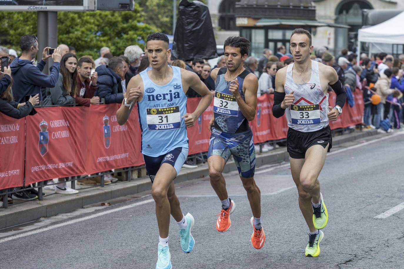 Ouassim Oumaiz (31), Jesús Ramos (32) y Eduardo Menacho (33) se marcharon de inicio en la carrera de los cinco kilómetros.