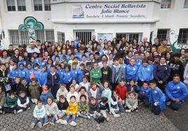 Estudiantes y profesores del Centro Social Bellavista, en Cueto, frente a la puerta del colegio concertado de Santander, que este año cumple medio siglo.