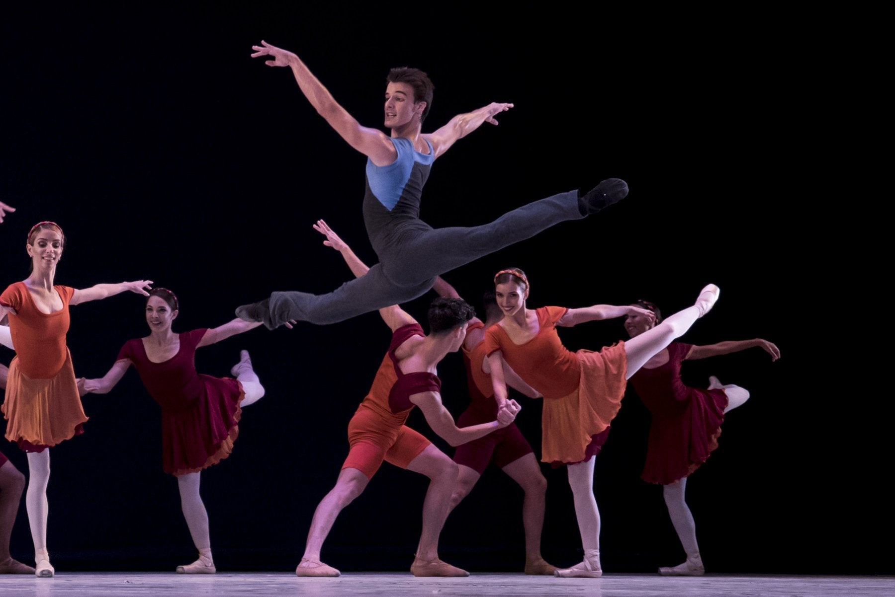 Los integrantes del Ballet Nacional de Cuba, durante una de las coreografias que intrepretarán en Santander.